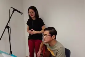 男来弹吉他，女来唱歌，合作一曲《飘洋过海来看你》，好浪漫啊视频封面
