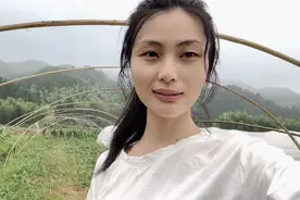 福建姑娘西瓜地里，三米大棚薄膜不够宽，楠楠想出奇葩方法缝薄膜视频封面