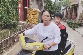 俺家小孩生日 正好在国庆放假期间定个奥特曼蛋糕高兴屁颠屁颠