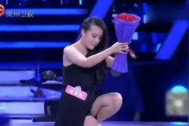 女生好有勇气，单膝下跪来告白，男生：以后不要再给别的男人下跪