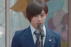 男孩子穿女装校服站上舞台，当全校师生面说出自己隐私，真勇敢！视频封面
