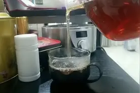 感冒了喝杯热茶暖暖身，香香的，你也来一杯吧。视频封面