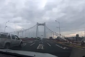 实拍福建厦门市，海沧大桥早上八点进入岛内，车流量真是让人惊讶视频封面