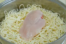 饭店的凉面为啥好吃又筋道？原来技巧在这里，做法简单给肉都不换