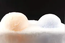 水宝宝都被冻坏了，老外把水宝宝放在干冰上，下一幕谁见过？视频封面