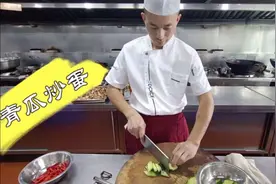 大厨烹饪“青瓜炒蛋”火候十足干爽香，好吃又下饭