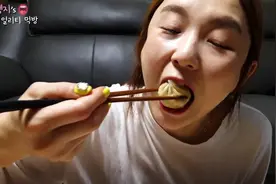 小姐姐一个人在家吃饺子包子，狼吞虎咽的样子，真是饿坏了视频封面