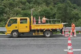 高速公路封路施工，安全第一，规范操作，一起去看看吧视频封面