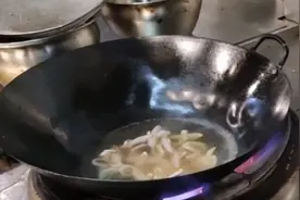 新东方毕业的厨师，这炒菜动作确实帅，难怪这么年轻每月工资一万视频封面