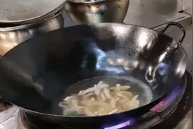 新东方毕业的厨师，这炒菜动作确实帅，难怪这么年轻每月工资一万视频封面
