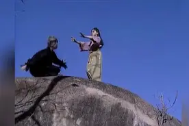 小女孩好心给老太太喝水，她却让小女孩摔下山去果然不简单视频封面