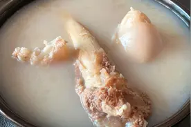 熬牛骨头汤，很多人容易弄错，难怪做出来的汤色暗淡没有香味视频封面