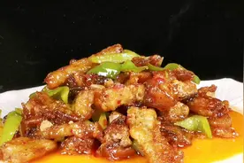 鱼香茄子家常做法.清洗时多加一步茄子不发黑还不吸油,好看又好吃