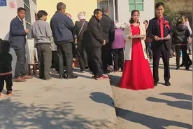 广东工厂流水线上收获真爱，壮族小伙回老家热闹把婚礼办。