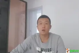 家装过程中地砖应该怎么搭配踢脚线？小木匠跟您聊聊这个事！视频封面