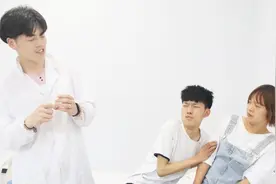 小伙这么大的人了还怕打针，看的我都要笑喷了，太逗了视频封面