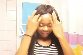 黑人妹纸模仿韩国女生剪刘海，抓起一把剪下去，看着挺萌的！