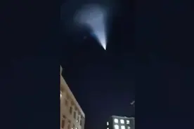 网友在北京夜空拍摄的不明飞行物视频封面
