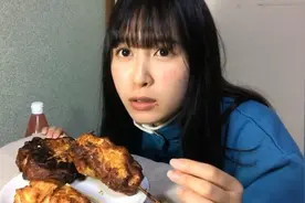 日本小姐姐的晚餐做失败了，芝士热狗炸糊了，一个人吃的也很开心视频封面