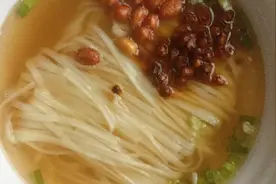 看陈小面的清汤面，做怎样的自制辣酱豆，比饭店还好吃