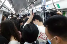 地铁上都是挤来挤去，挤出怀孕来了，擦边球，😱😱😱视频封面
