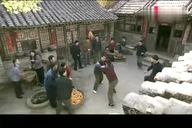 小伙表演手指钻砖头眼，全场佩服的不得了，只有女孩看出真假视频封面