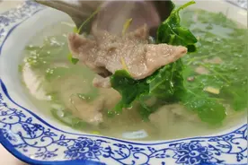 快过年了，大厨教你做一道清淡的猪肝汤，味道鲜香爽口，解油腻