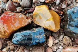 在野外遇到过这种石头吗？天然玉石原石，红蜡石、彩蜡石、黑玛瑙视频封面