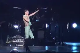 王菲上海演唱会演唱《催眠》，一开口惊艳全场，太好听了视频封面