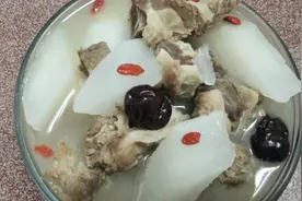 家常做法清炖萝卜牛排汤，肉烂汤香又养胃，全家人都抢着吃