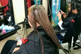 30岁女性及腰长发染成暖棕色，时尚又减龄，显白很百搭