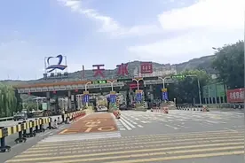 芳一从兰州回天水走了三个半小时，一路上绿树成荫，景色真不错视频封面