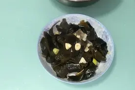 老孟分享给你酸甜口的蒜蓉海带结，两分钟就可以出锅