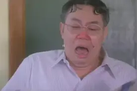 老师上课乱放屁，把学生都给臭晕了，唯独此男孩没有事情