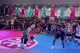 街球手头盔哥单挑韦德，花里胡哨的杂耍在大爷眼里简直就是慢动作视频封面