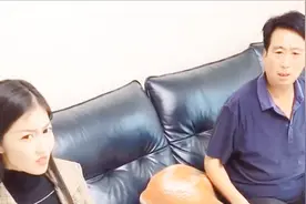 女子生气闺蜜说她是猪，老公刚哄好，爸爸却又过来补刀，气惨了