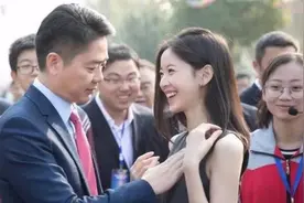 奶茶妹妹聚会笑得合不拢嘴，这一举动证明她仍是老板娘视频封面