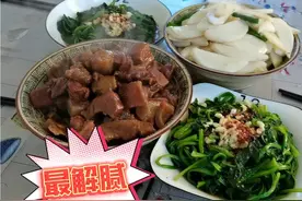 这个季节自家长的素菜最鲜嫩，开水汆烫一下，配上红烧肉最解腻