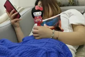 小雪妹的贵妃椅，躺着各种闲不下来，耍手机都要拿个玩具在手里。视频封面