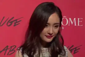 杨幂冯绍峰懒理感情绯闻，合体变“包工头”玩得笑靥如花视频封面
