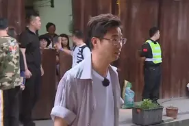 极限挑战：迪丽热巴左手一把菜刀，右手扶着王迅的腿，当众拔腿毛视频封面