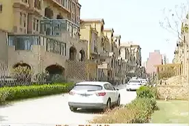 楼盘开发商擅自更改规划违建砌墙，小区一分为二视频封面