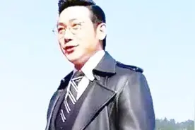 43岁陆毅近照曝光，胖到怀疑人生，网友：昔日美男子发福成大叔了视频封面