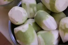 大哥腌芥菜丝配方全公开，芥末味浓郁，家人很喜欢吃！视频封面