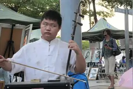 安徽失明男孩深圳街头卖艺10年，一把普通二胡拉出了天籁之音视频封面