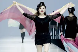 中年大妈时尚走秀，还真是别有一番韵味啊视频封面