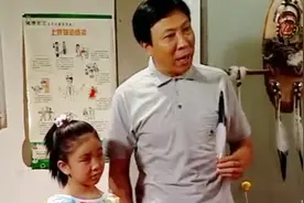 小雨真不愧是海归！思想到底就是开放，表白女孩还拿鸡毛当信物！视频封面