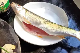 会做鱼才是合格的钓鱼佬？清蒸鲜香辣红眼鳟，犒劳支持钓鱼的老婆