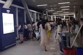 郑州暴雨晚上八点多还在下，地铁站聚集了很多等待雨停回家的乘客视频封面