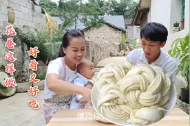 媳妇用小麦面做成花送给老公，他说了啥，把媳妇手里的花卷给吓掉